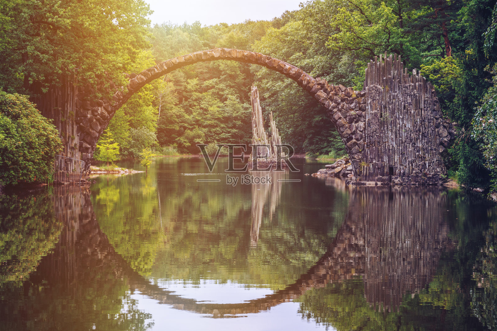 德国Kromlau的Rakotz桥(Rakotzbrucke)也被称为魔鬼桥。桥在水中的倒影形成了一个完整的圆圈。照片摄影图片