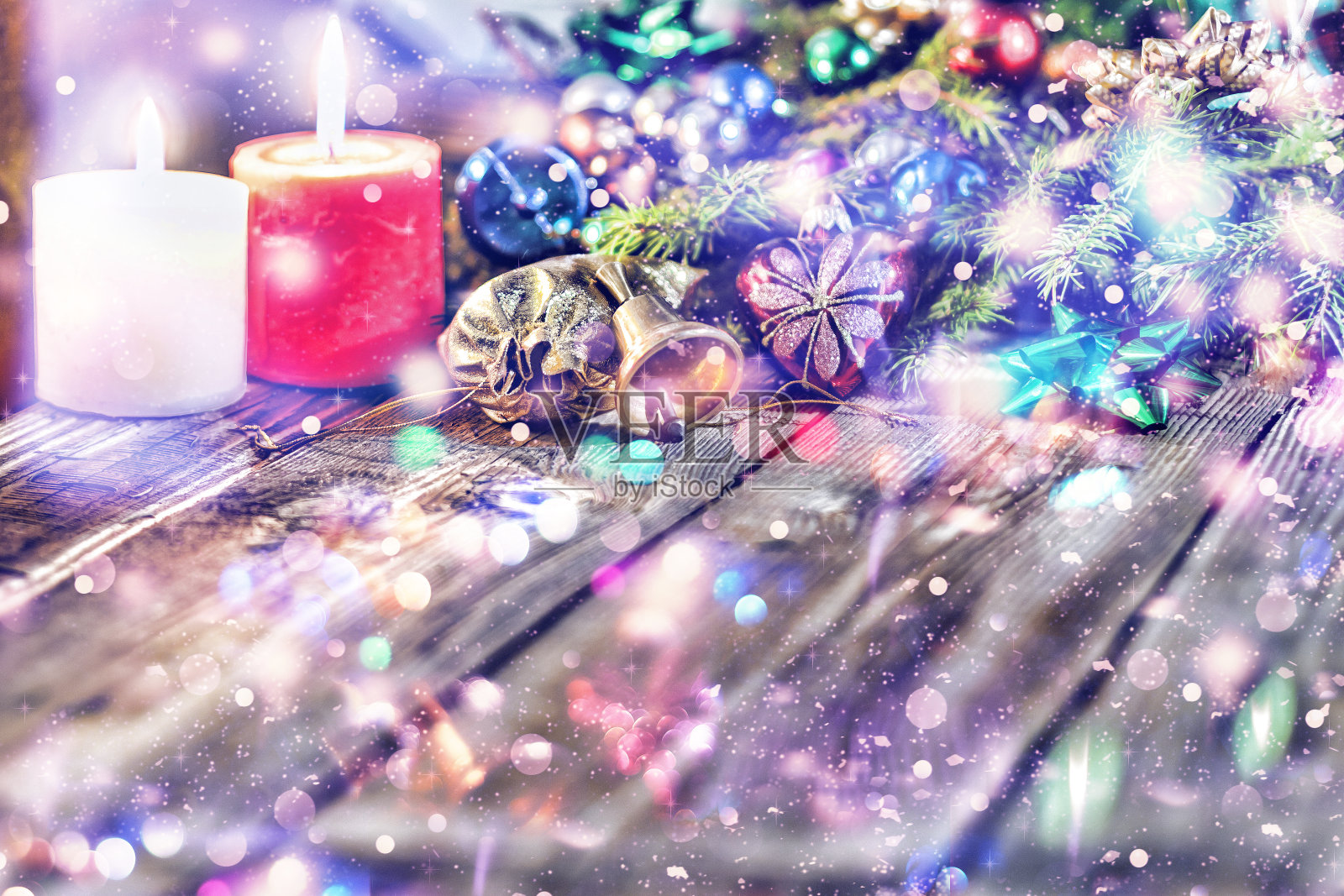 圣诞背景，圣诞树装饰圣诞，礼物，蜡烛，礼物。节日的散景。圣诞散景。金子闪闪，雪花飘，雪花飘照片摄影图片