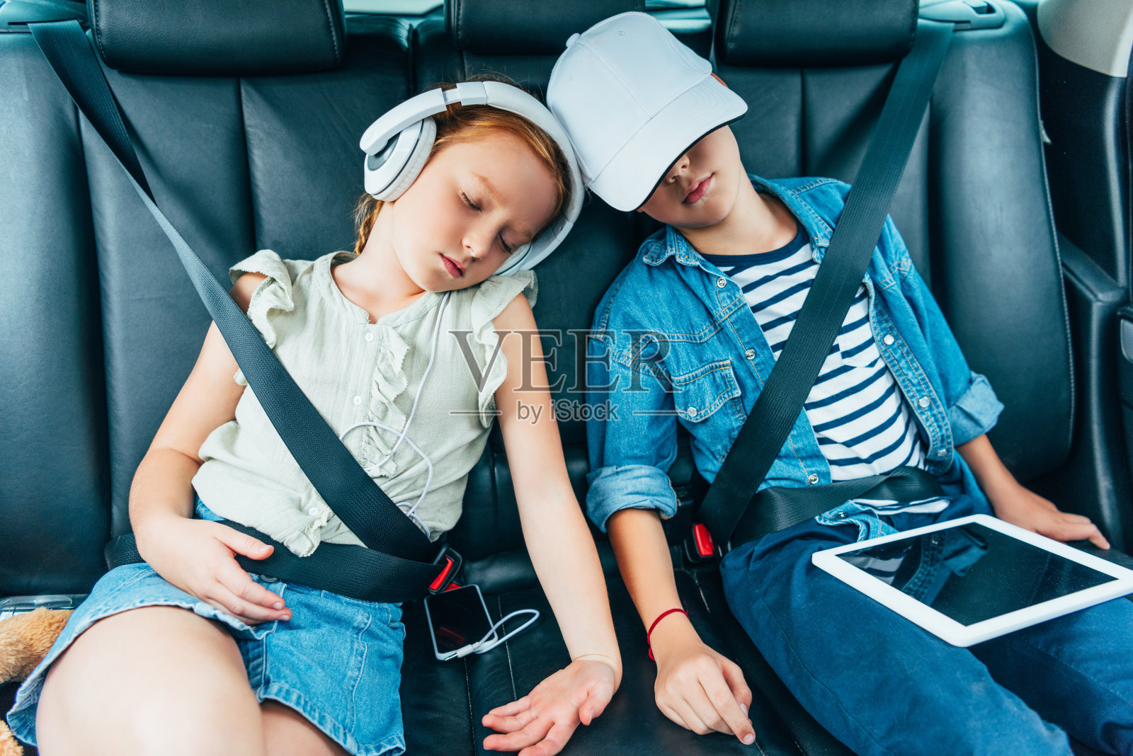 孩子们睡在汽车后座上照片摄影图片