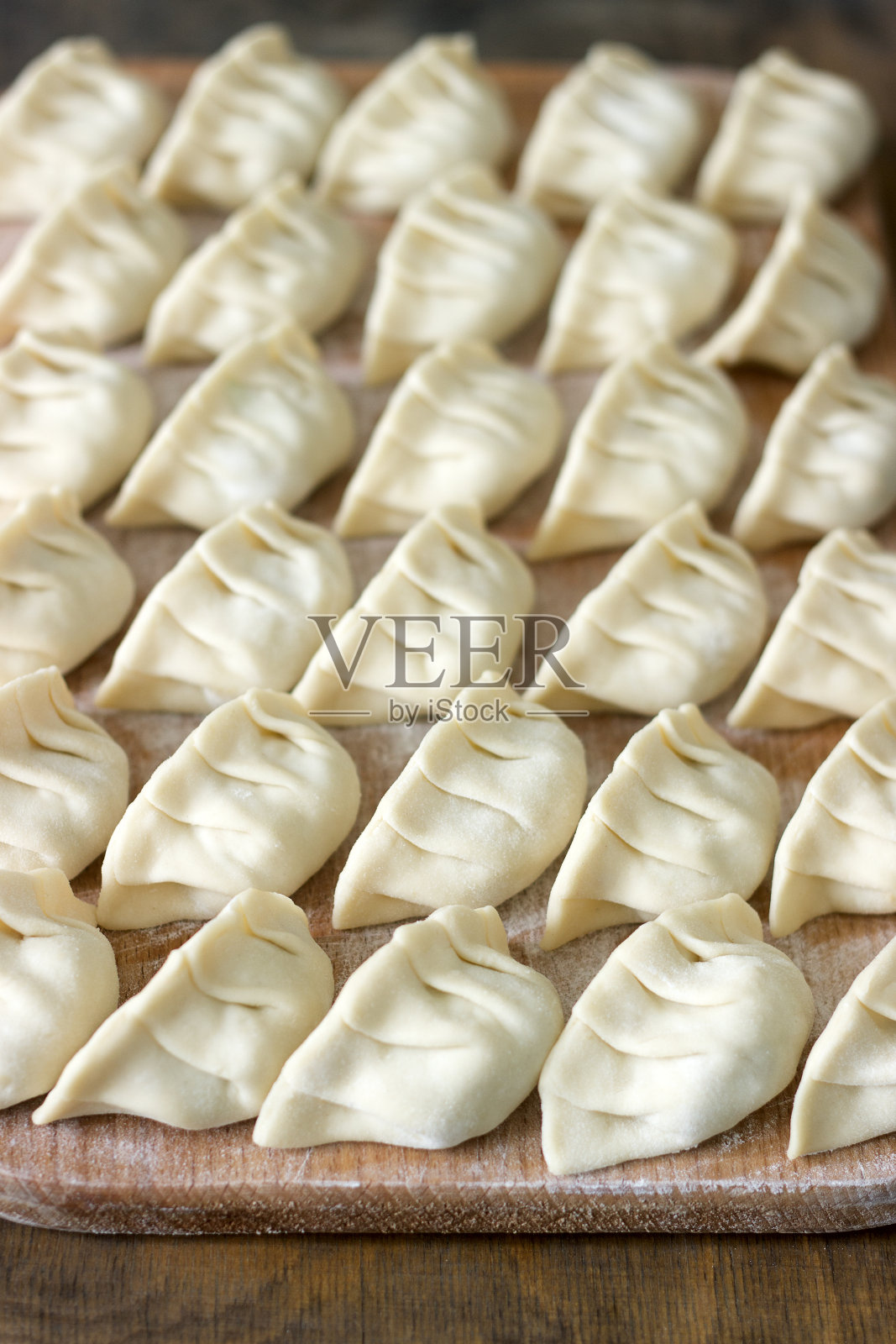 许多生饺子或格扎中国饺子，常见在东亚。照片摄影图片