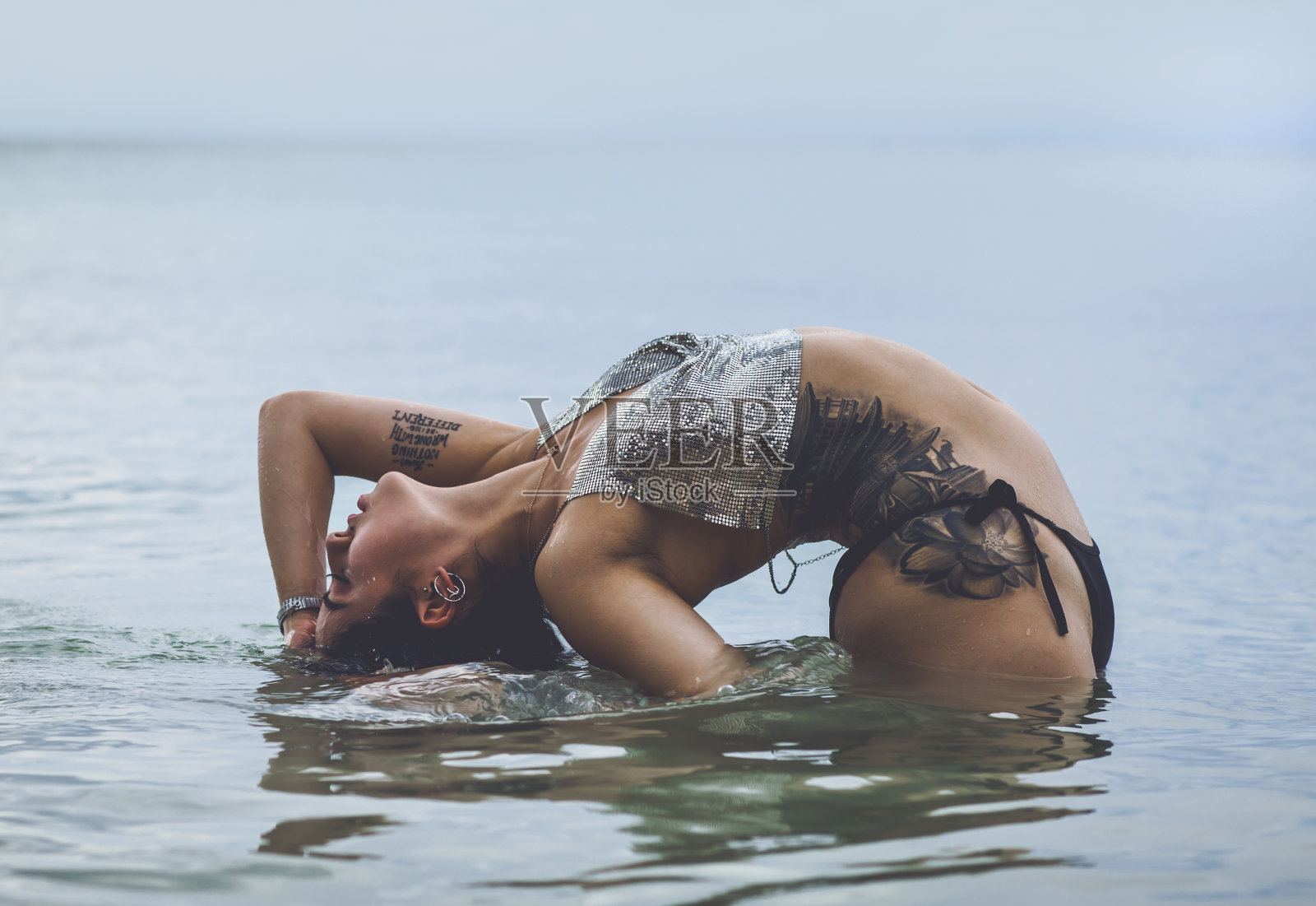 在海里沐浴的性感女人照片摄影图片