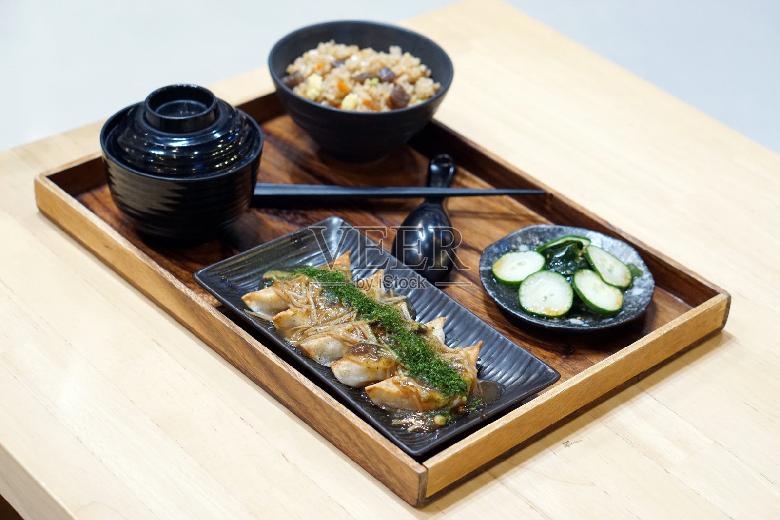 自制饺子——日本煎饺，猪肉配蘑菇和紫菜片，配米饭，味噌汤和泡菜。照片摄影图片