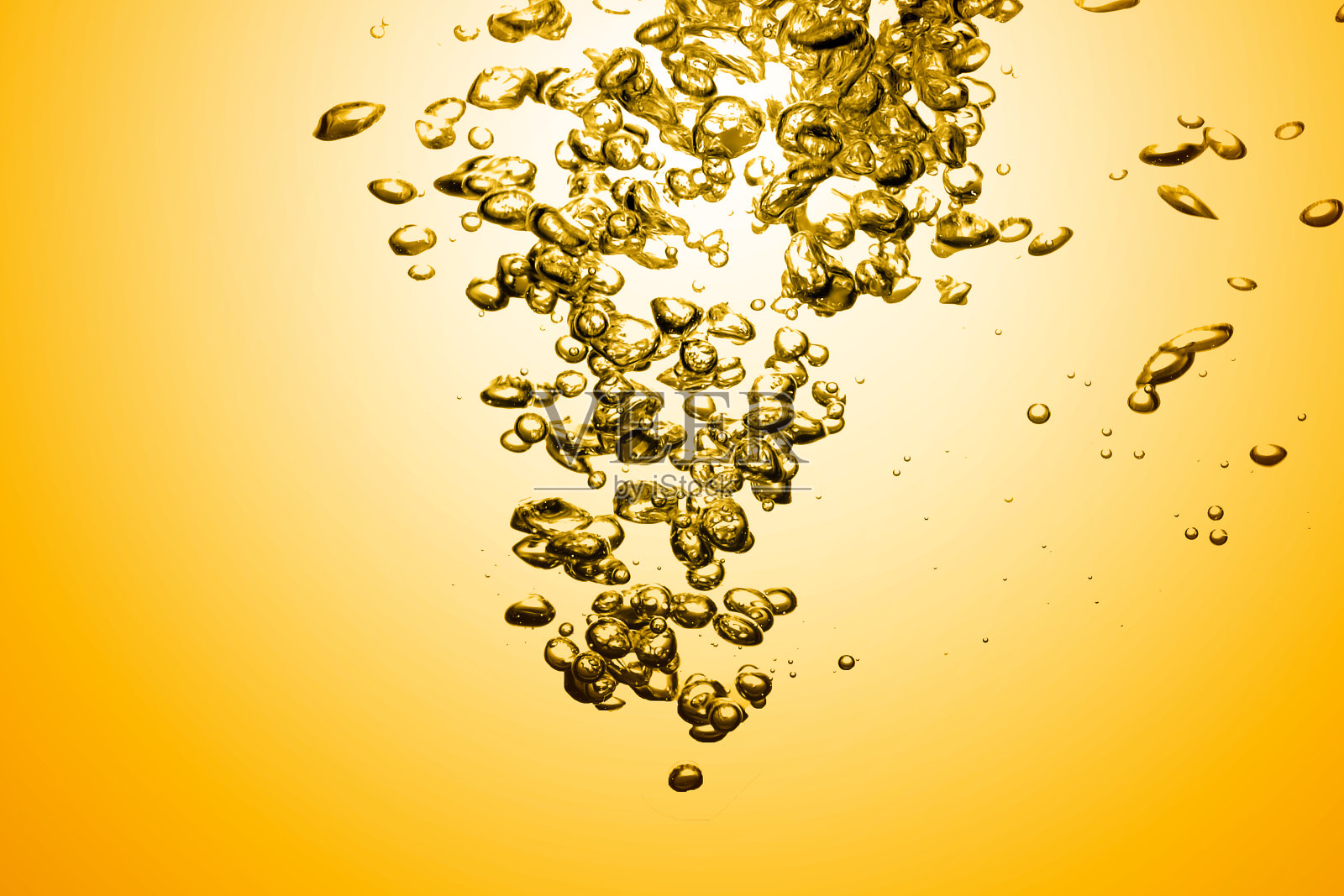 泡沫在水油，金色美丽的抽象背景照片摄影图片
