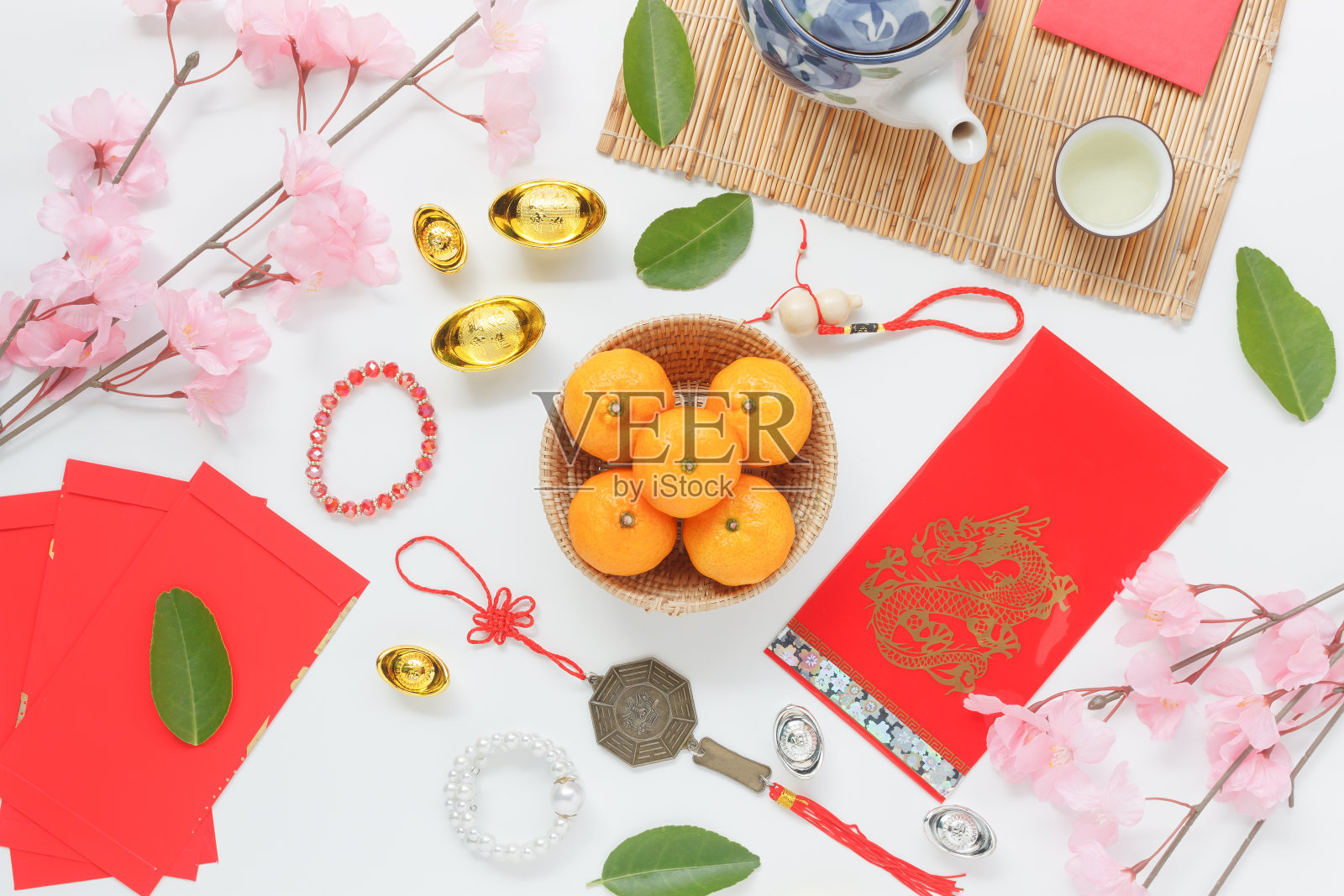 桌面俯视图天线的配件和中国新年和农历新年节日的概念背景。混合各种对象的季节。不同的项目在现代白色木材的家庭办公办公桌。照片摄影图片