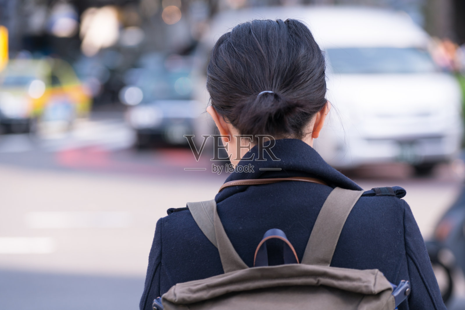 一个女人走在城市里照片摄影图片