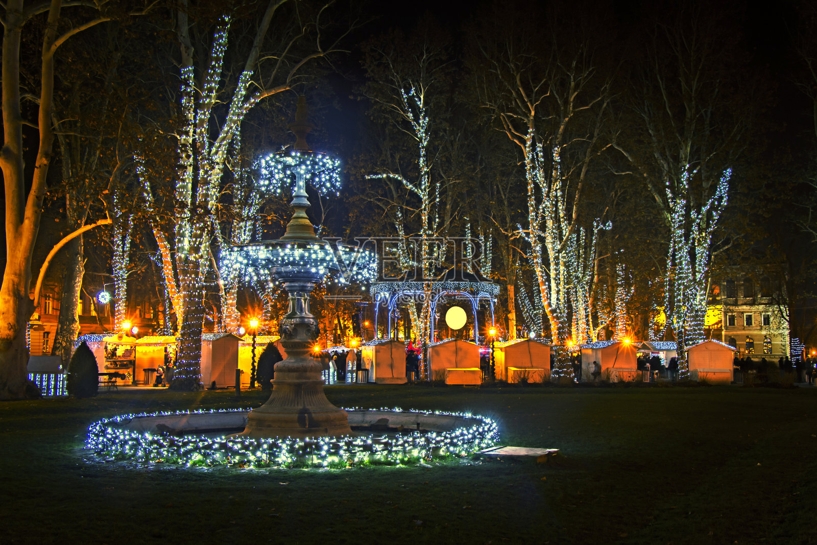 zrininjevac公园装饰圣诞彩灯作为降临节的一部分在萨格勒布照片摄影图片