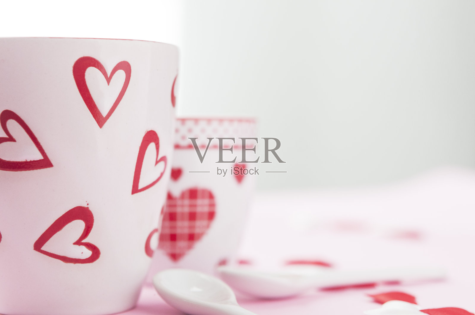 茶和咖啡杯，周围是白色和红色的心照片摄影图片