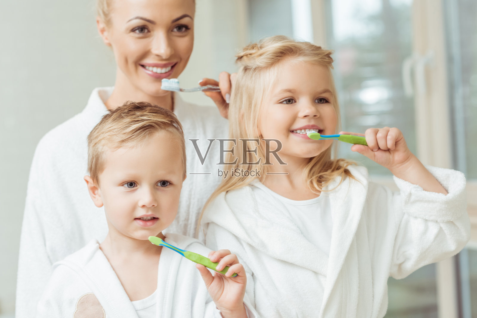 妈妈在刷牙的孩子照片摄影图片
