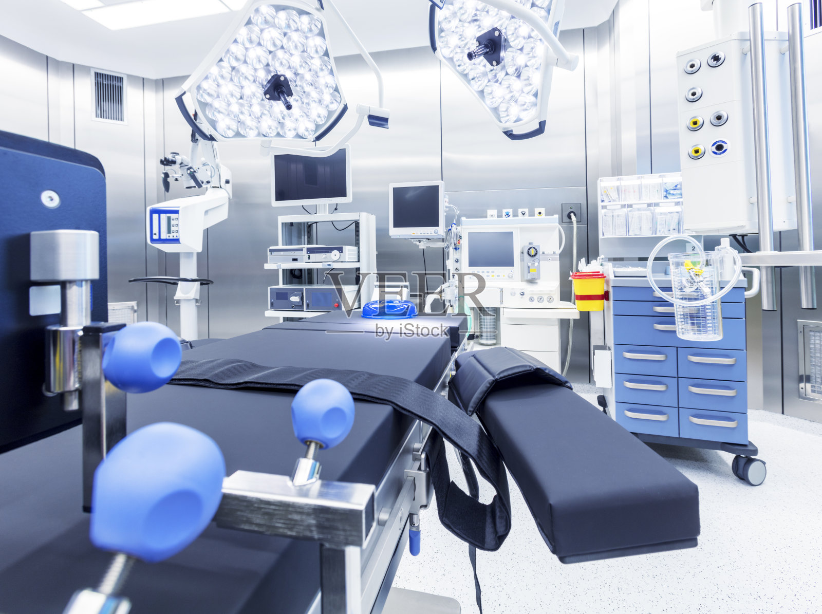 配备监视器和设备的现代化医院手术室照片摄影图片
