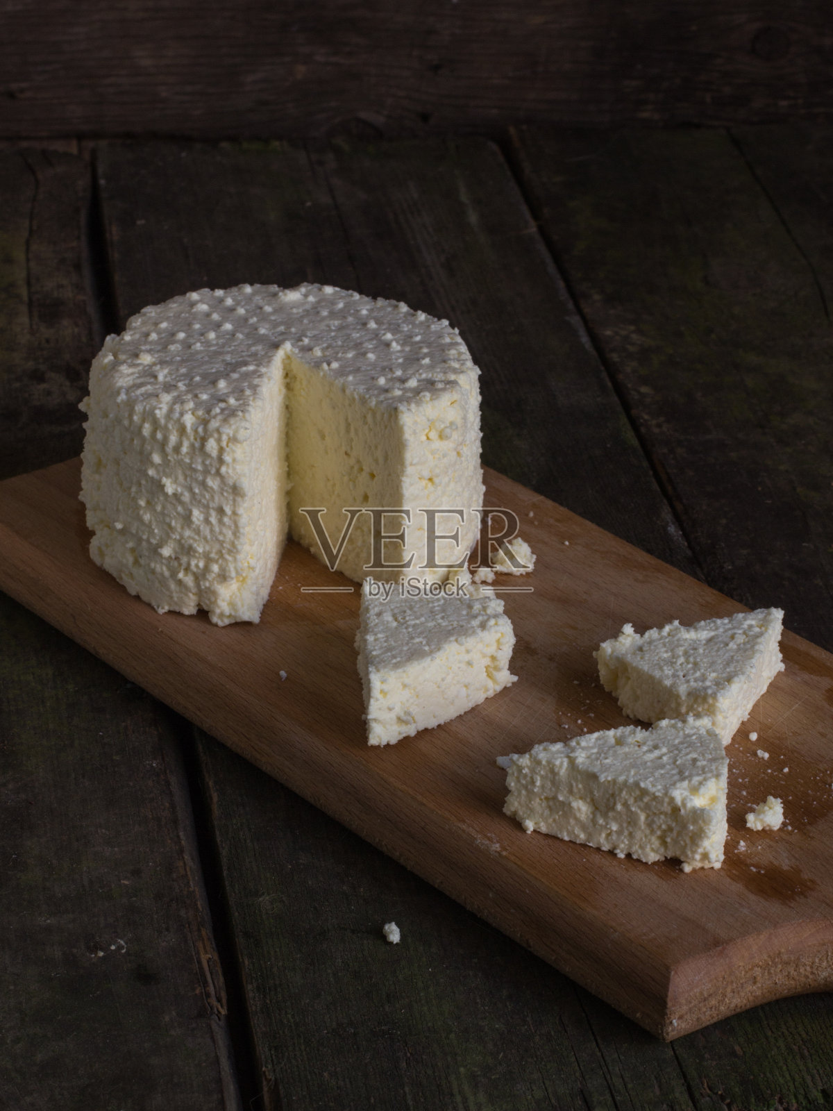模子里的奶酪，用来制作自己生产的奶酪照片摄影图片