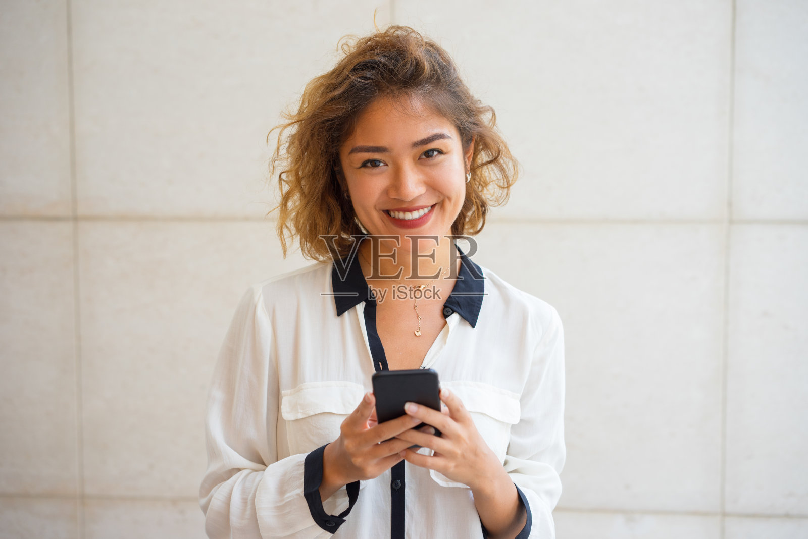 快乐的亚洲女孩在电话聊天照片摄影图片