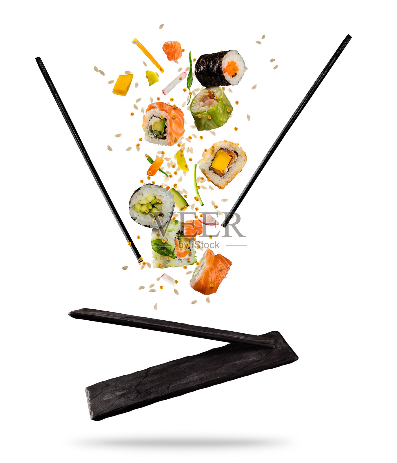 在白色的背景上，用木筷子和石头盘子做的寿司飞落在一起。照片摄影图片