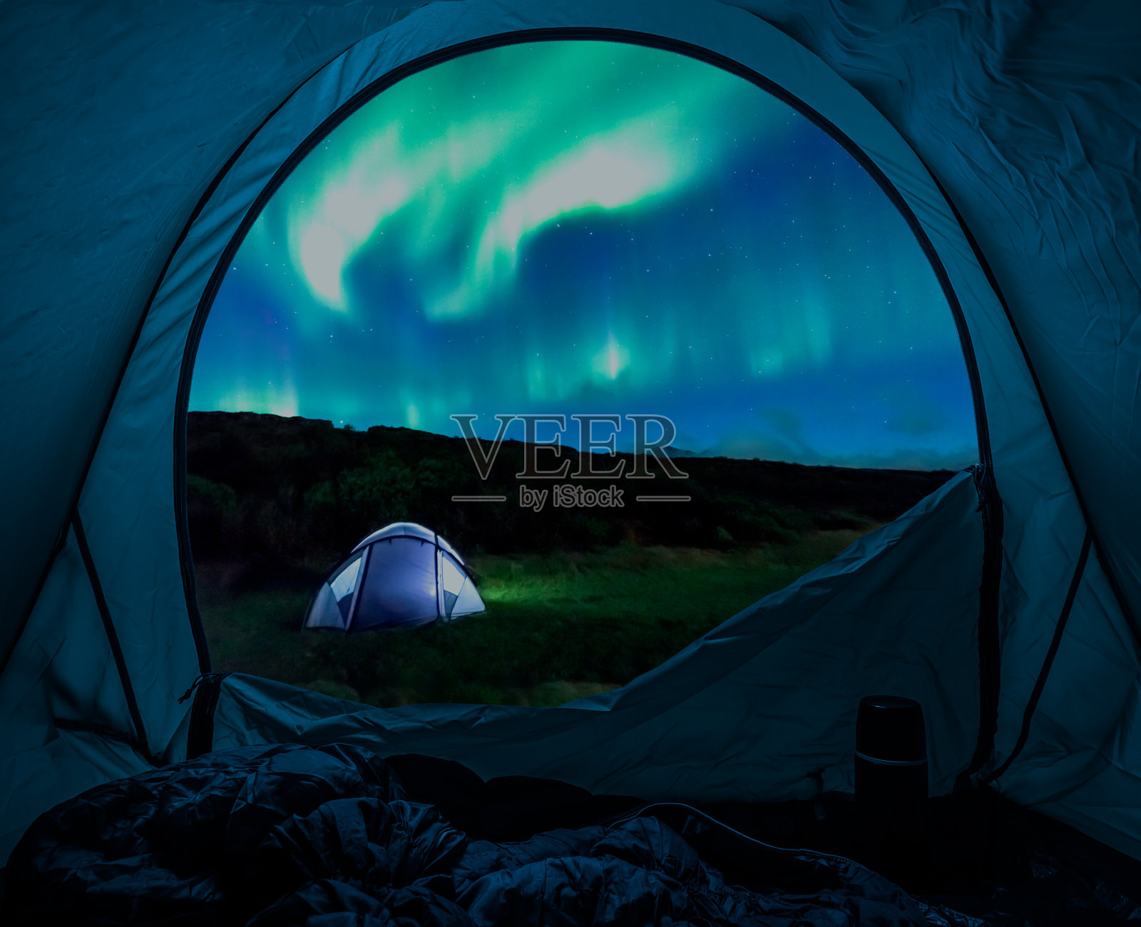 冰岛夏天夜晚的灯光帐篷和极光照片摄影图片