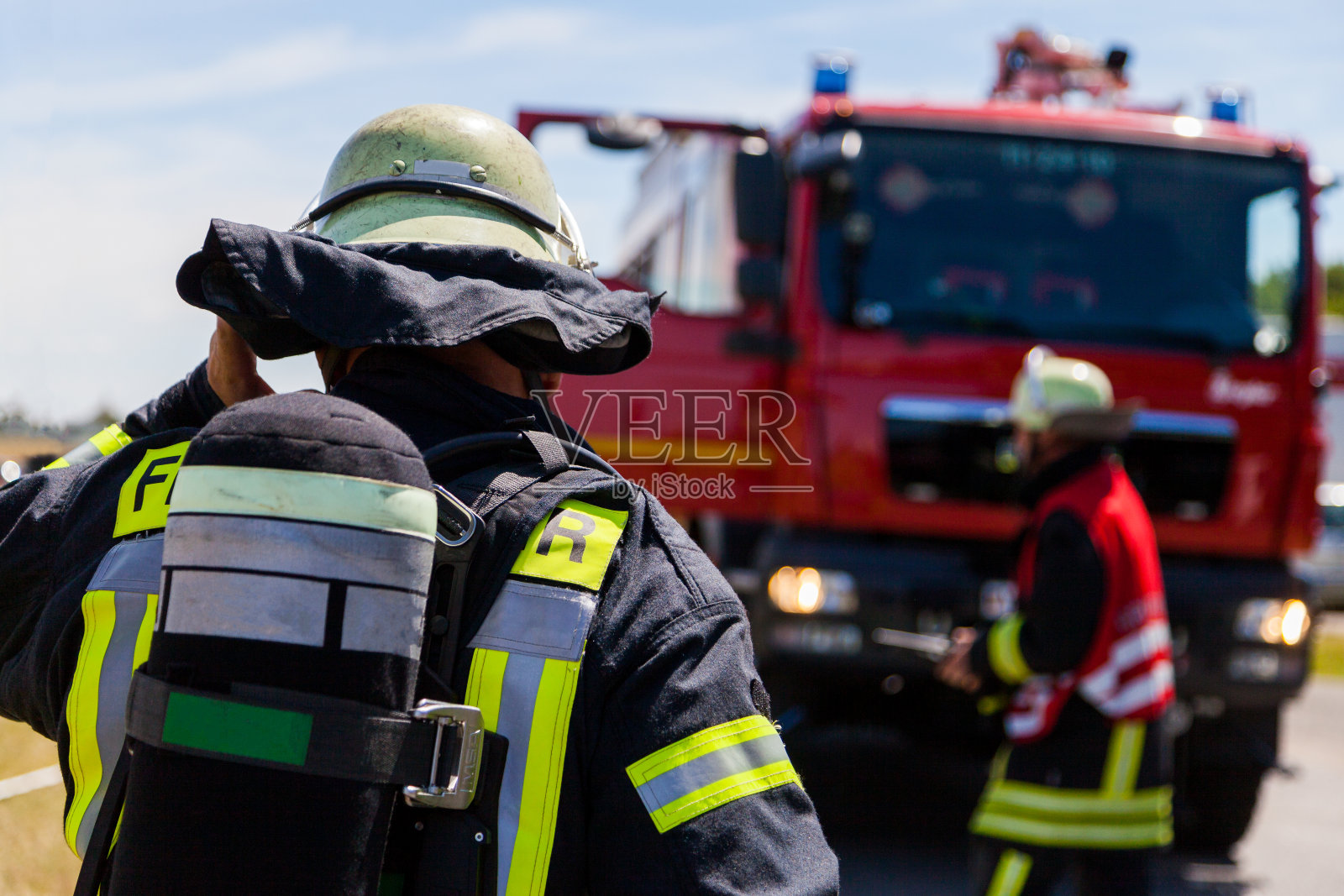 德国消防员(Feuerwehr)站在事故附近照片摄影图片