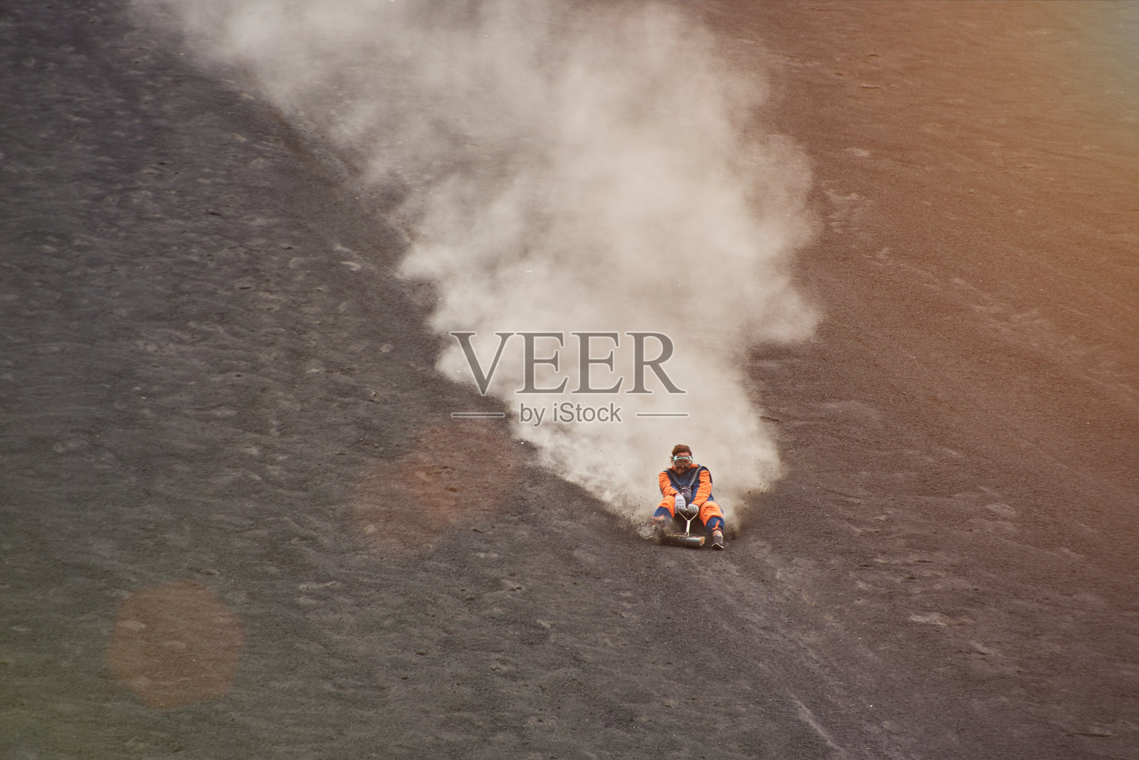 快速乘坐火山滑板照片摄影图片