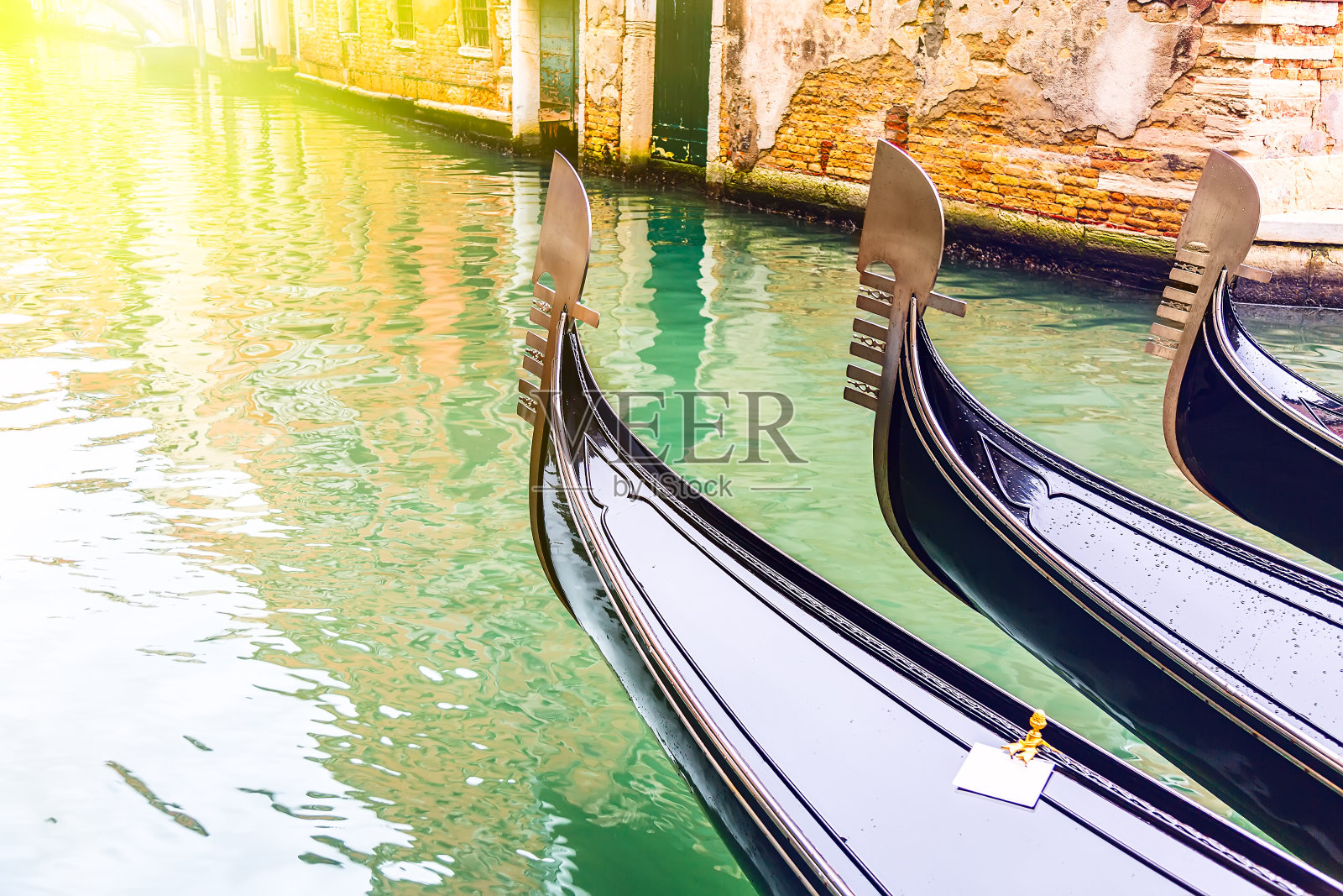 日出时分，意大利威尼斯的运河和贡多拉。欧洲的旅游理念照片摄影图片