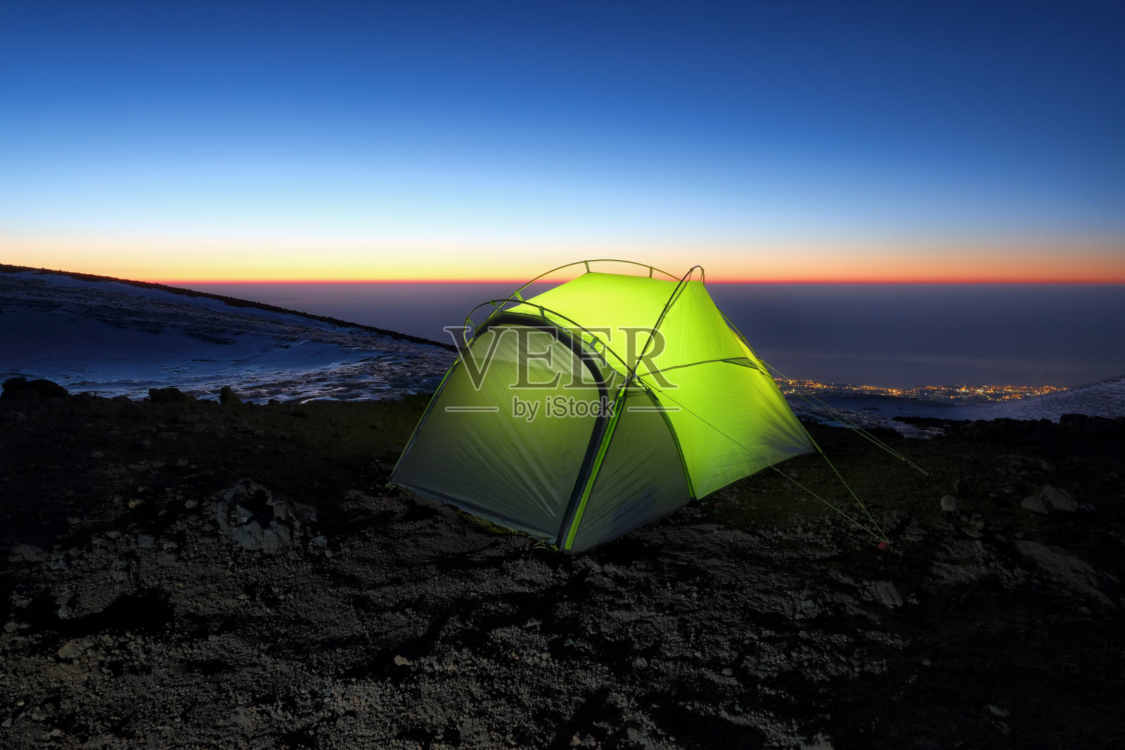 黎明时分，被照亮的绿色帐篷照片摄影图片