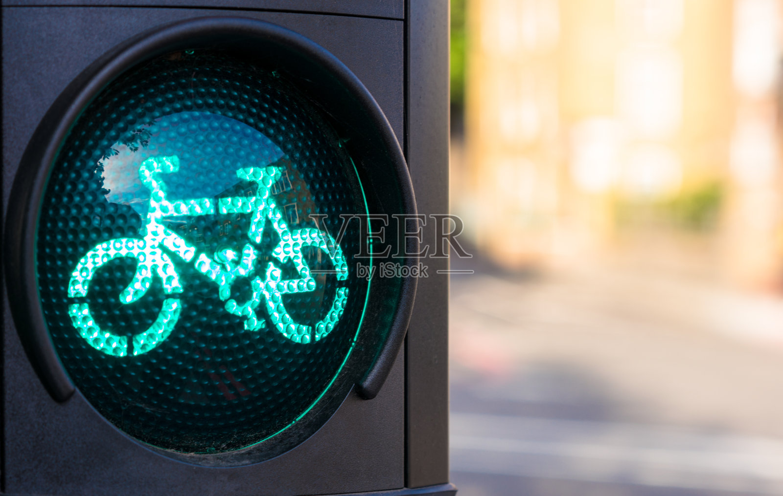 为骑自行车的人准备绿灯照片摄影图片