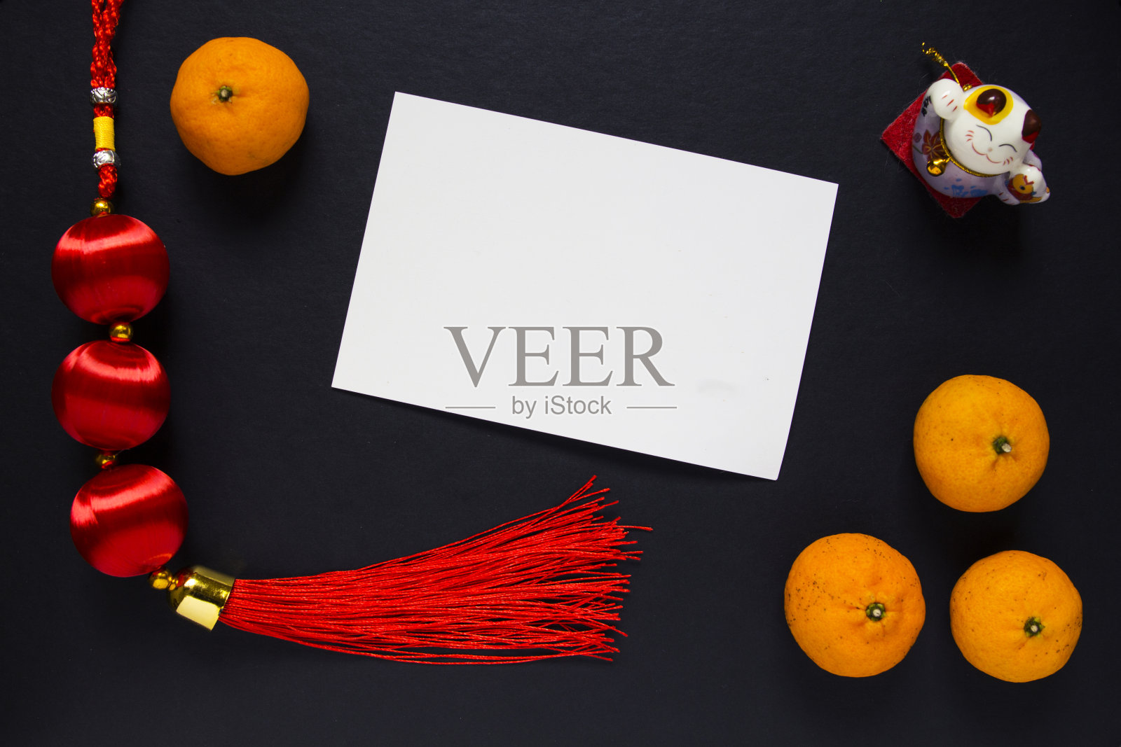 中国新年装饰和橙色的黑色背景和空白明信片。照片摄影图片