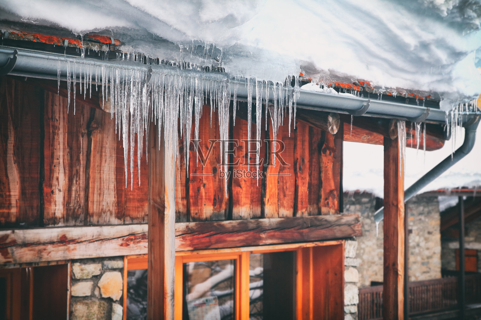 冰冻阳台的特写常见的木屋在冬天有钟乳石和雪照片摄影图片