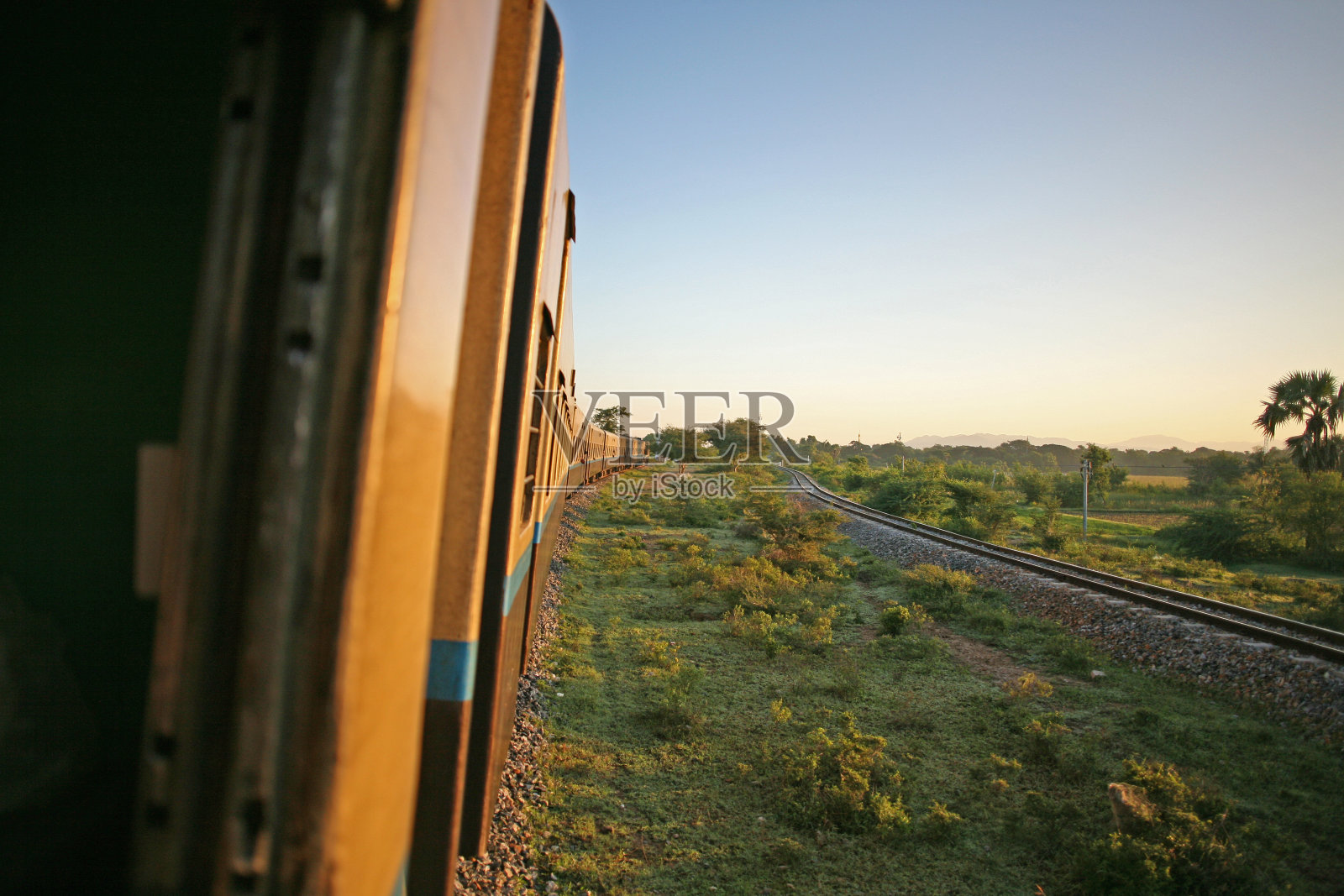 缅甸铁路从仰光开往曼德勒的火车途经缅甸的空旷乡村照片摄影图片