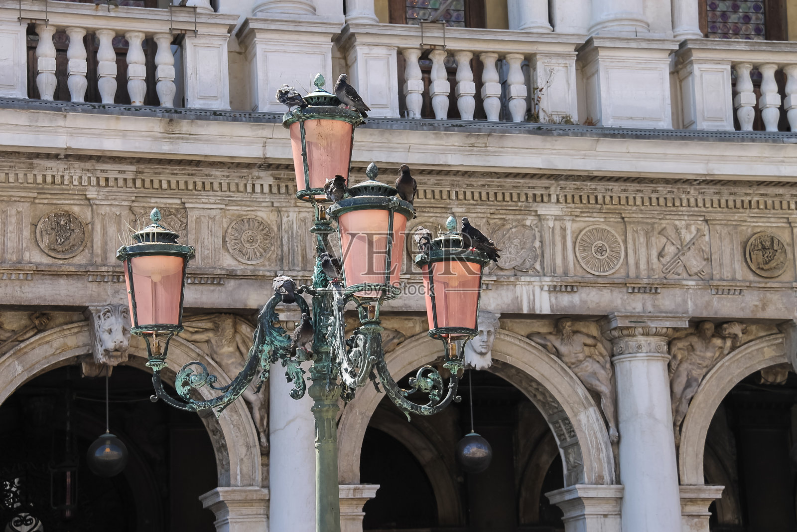 意大利威尼斯著名的圣马可广场上的老灯笼照片摄影图片
