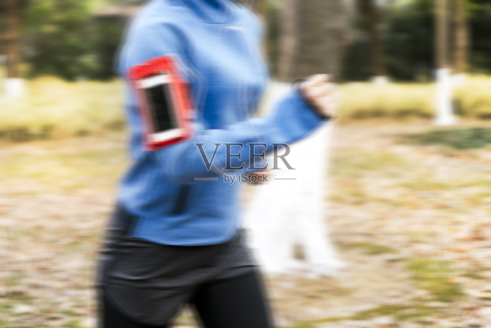 年轻女性在公园里跑步照片摄影图片