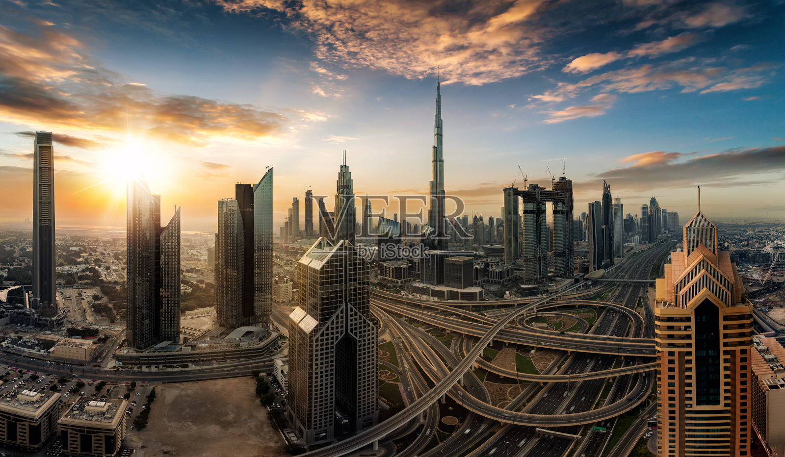 迪拜地平线上的日出照片摄影图片