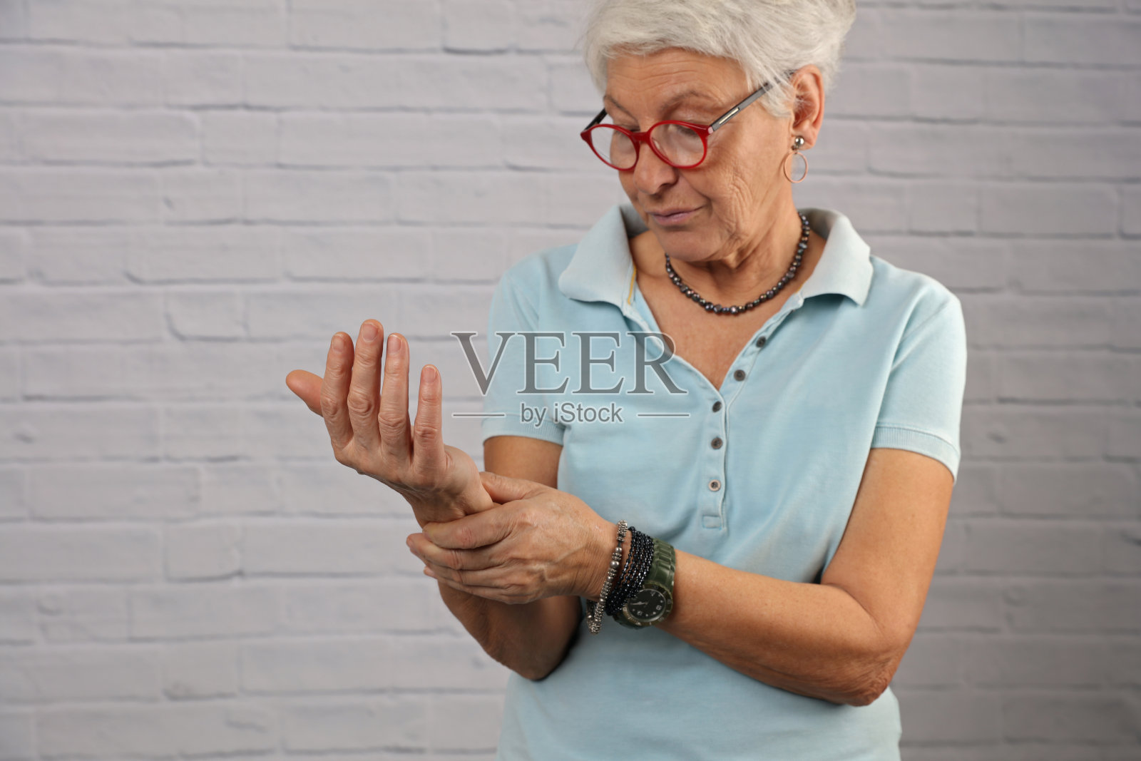 老年妇女手腕疼痛，关节炎照片摄影图片