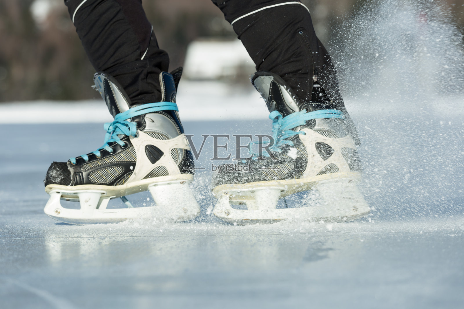 在结冰的湖面上滑冰的人照片摄影图片