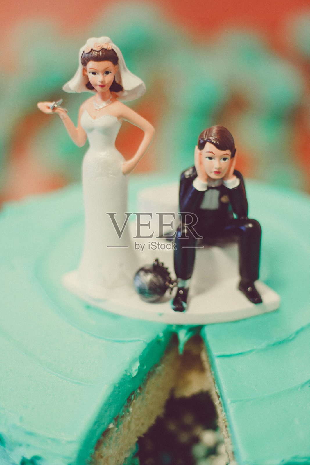 蛋糕上的新娘和新郎小雕像照片摄影图片
