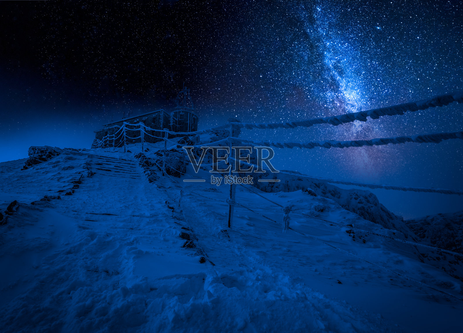 冬夜的山顶入口照片摄影图片