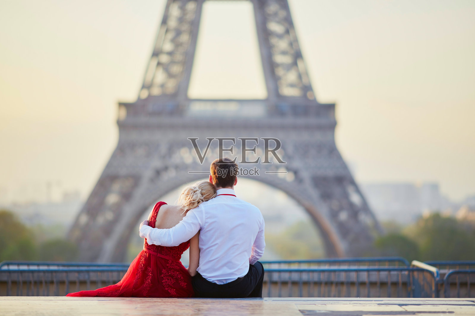 在法国巴黎埃菲尔铁塔附近的一对夫妇照片摄影图片