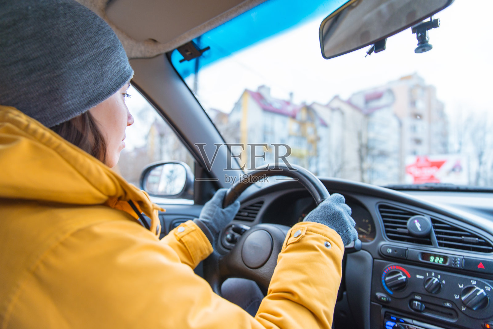 女人在寒冷的冬天开车照片摄影图片