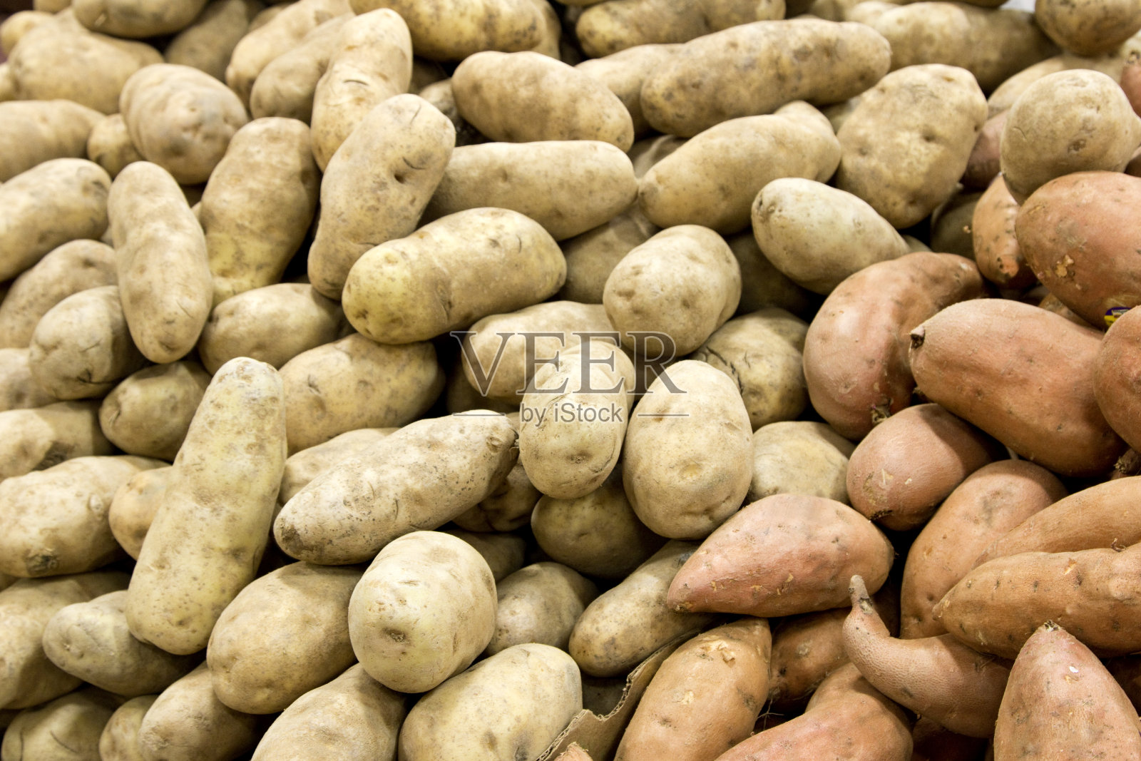 市场里垃圾桶里的土豆照片摄影图片