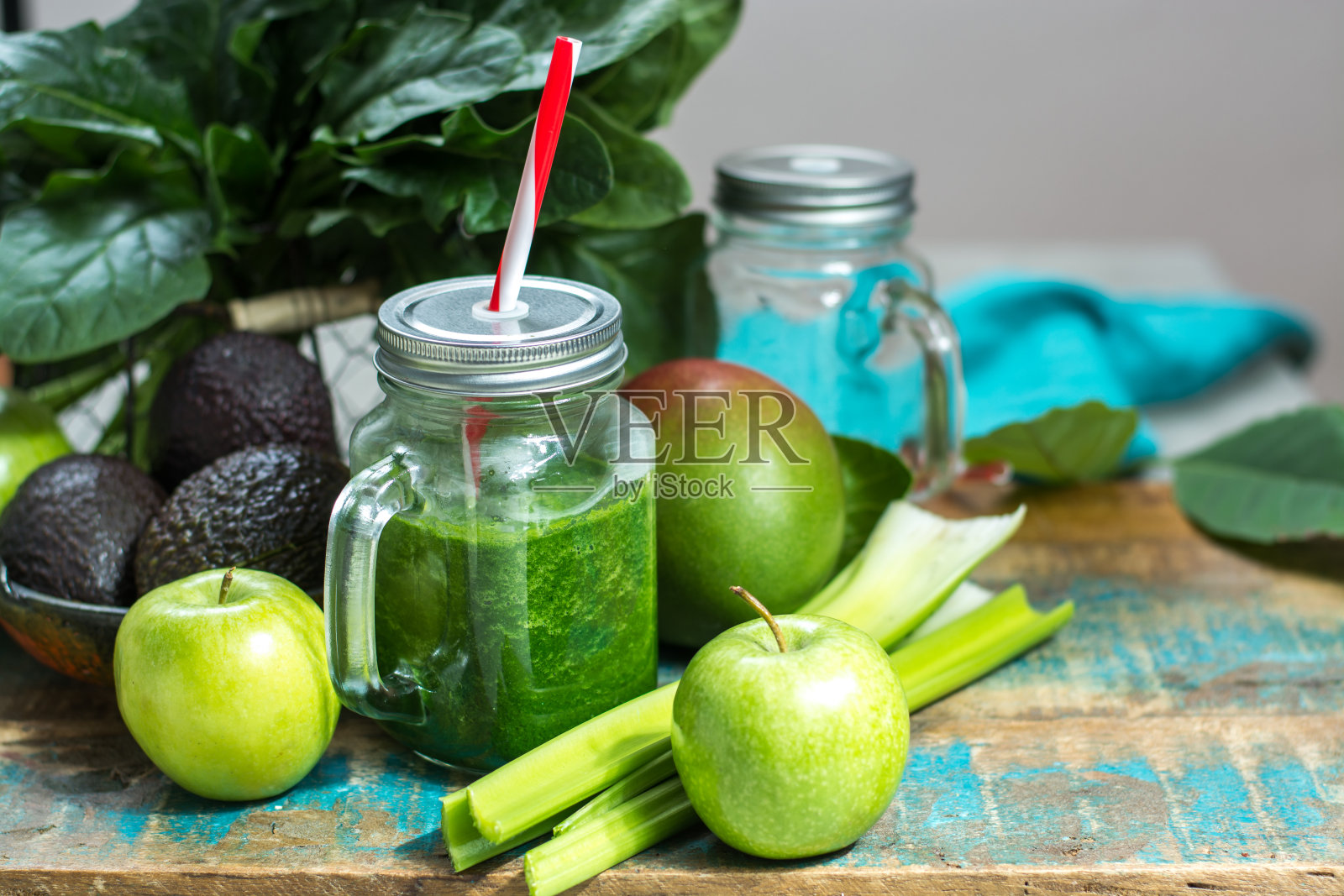 新鲜的绿色蔬菜和水果，成分膳食健康的绿色排毒奶昔或沙拉照片摄影图片