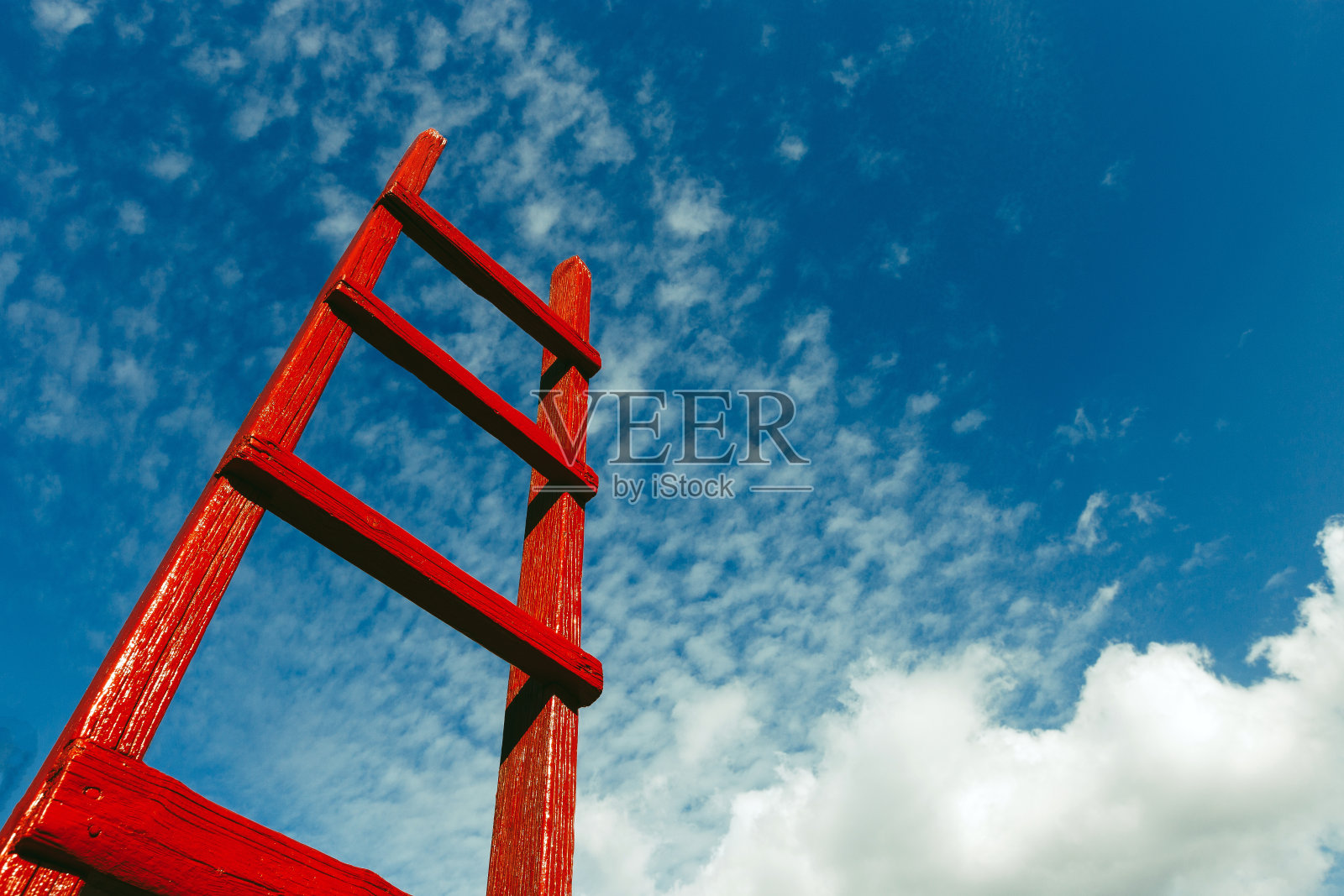 红色的木楼梯映衬着蓝色的天空。发展动力企业事业天堂成长理念照片摄影图片