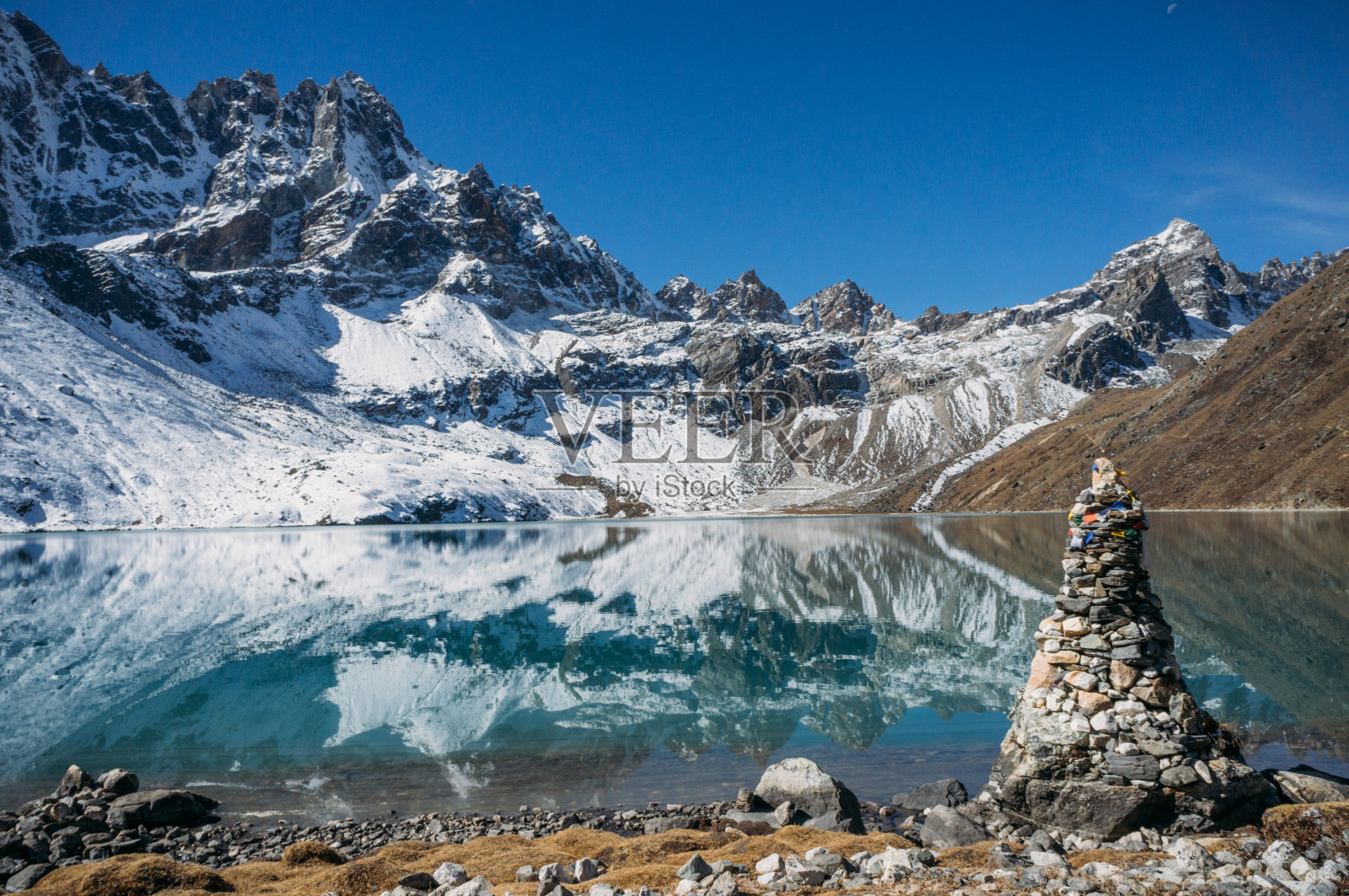 2014年11月，尼泊尔萨加玛塔，美丽的雪山和湖泊景观照片摄影图片