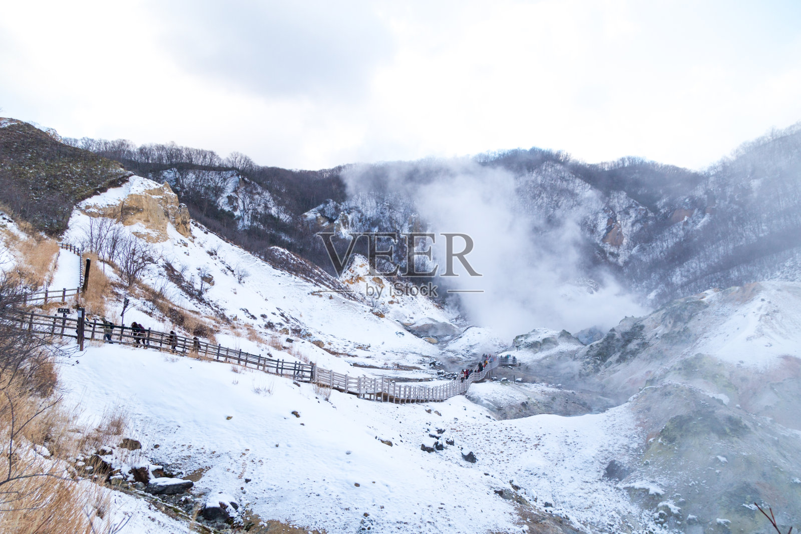 地狱谷或地狱谷，冬季的温泉景点照片摄影图片