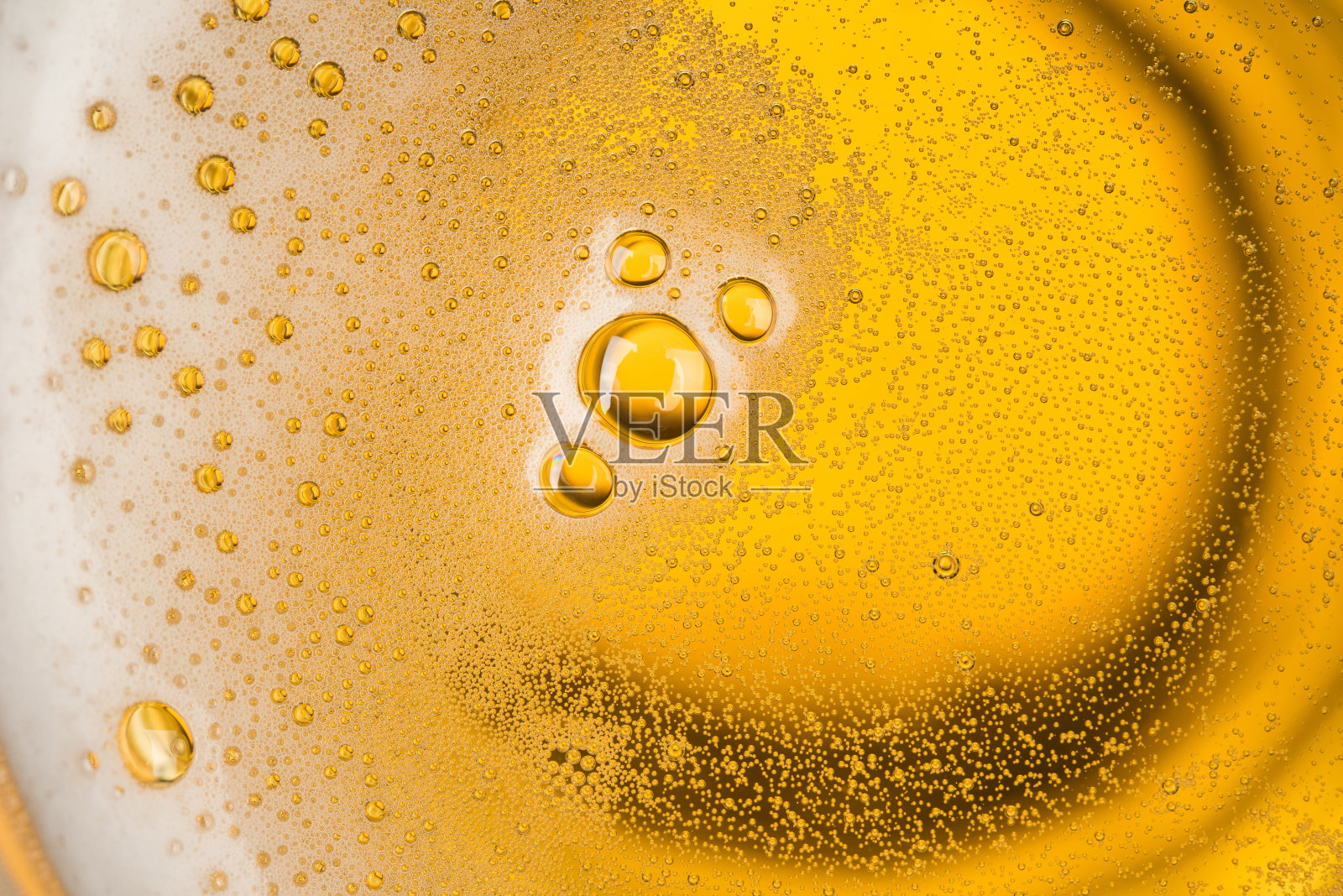 接近泡沫的啤酒在玻璃或马克杯的背景视图照片摄影图片