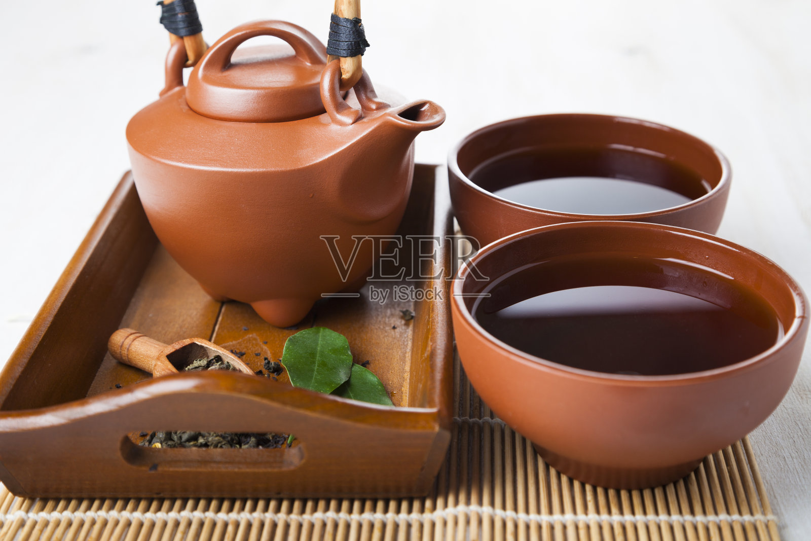 陶瓷茶壶和茶叶照片摄影图片