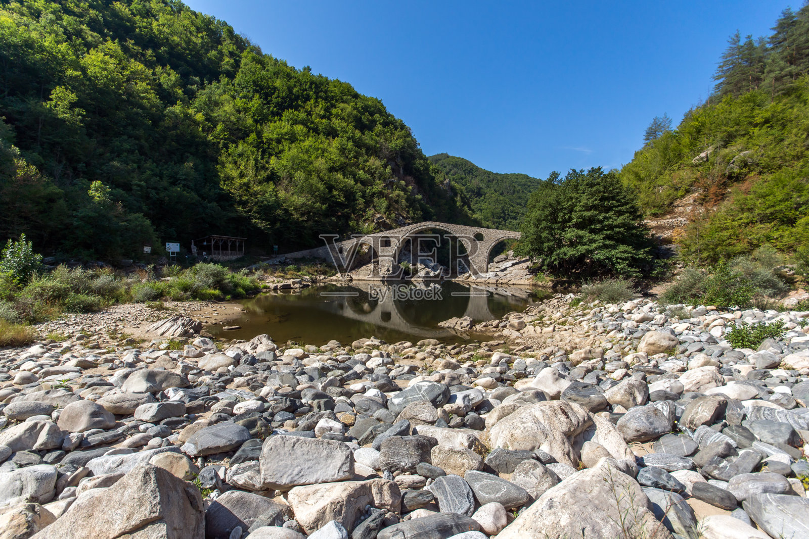 保加利亚卡尔扎里地区阿尔达河和Rhodopes山中魔鬼桥的倒影照片摄影图片