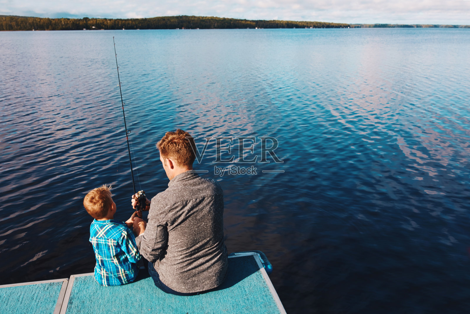 教他怎么钓鱼照片摄影图片