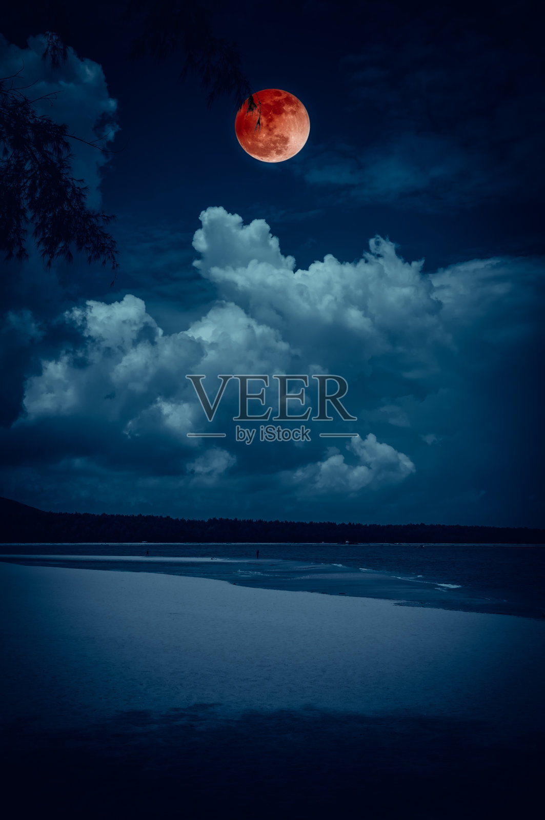天空的景观与血月的海景到晚上。宁静的自然背景。照片摄影图片