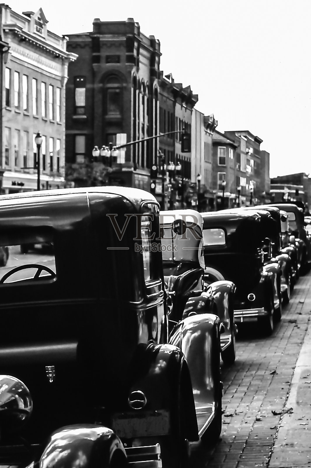 在加拿大安大略省布鲁克维尔的主要街道上，一排古董车停在黑白两色的景色中照片摄影图片
