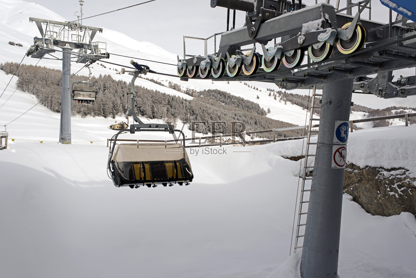 瑞士阿尔卑斯山冬季的滑雪缆车和缆车照片摄影图片