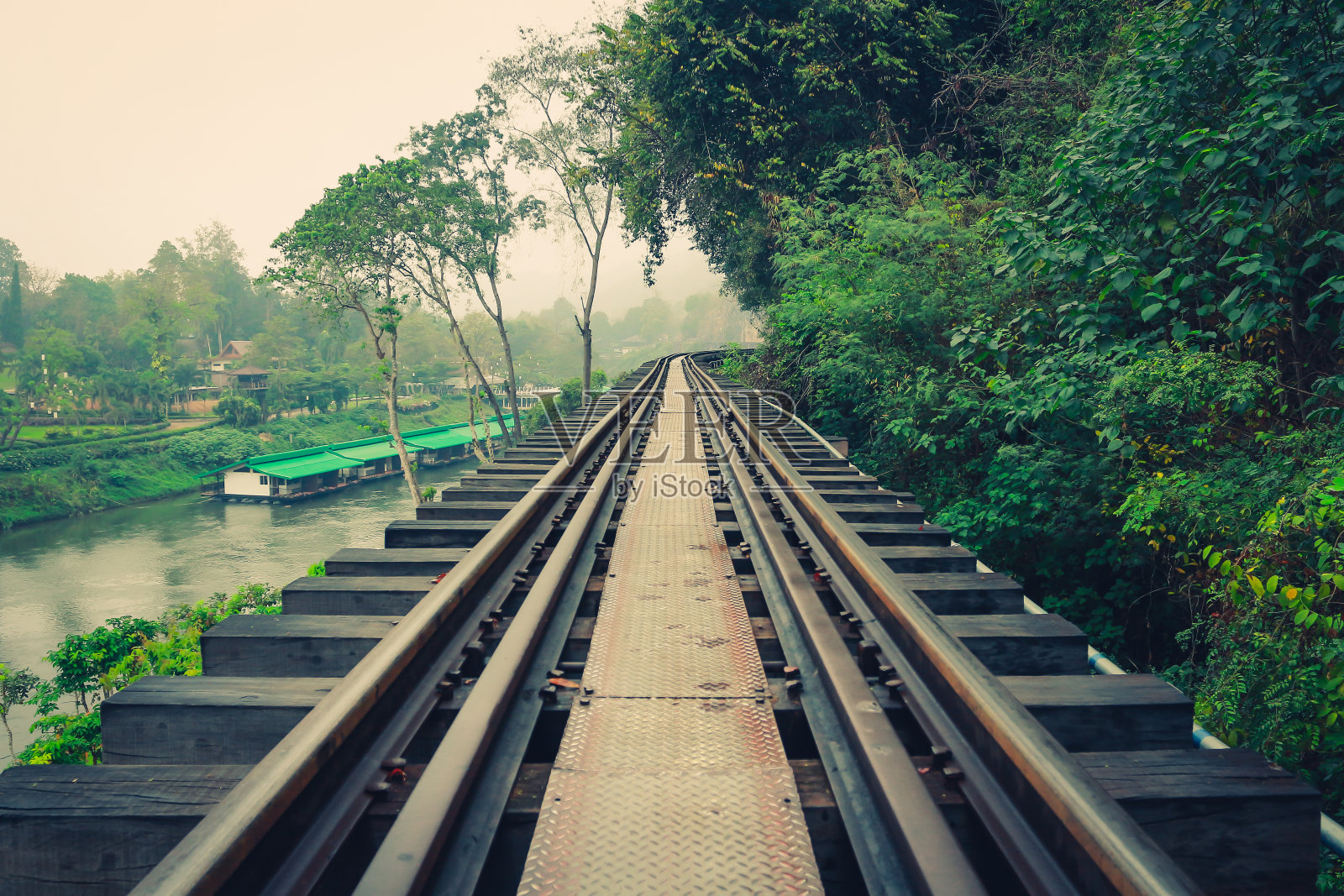 泰国北碧府的死亡铁路。照片摄影图片