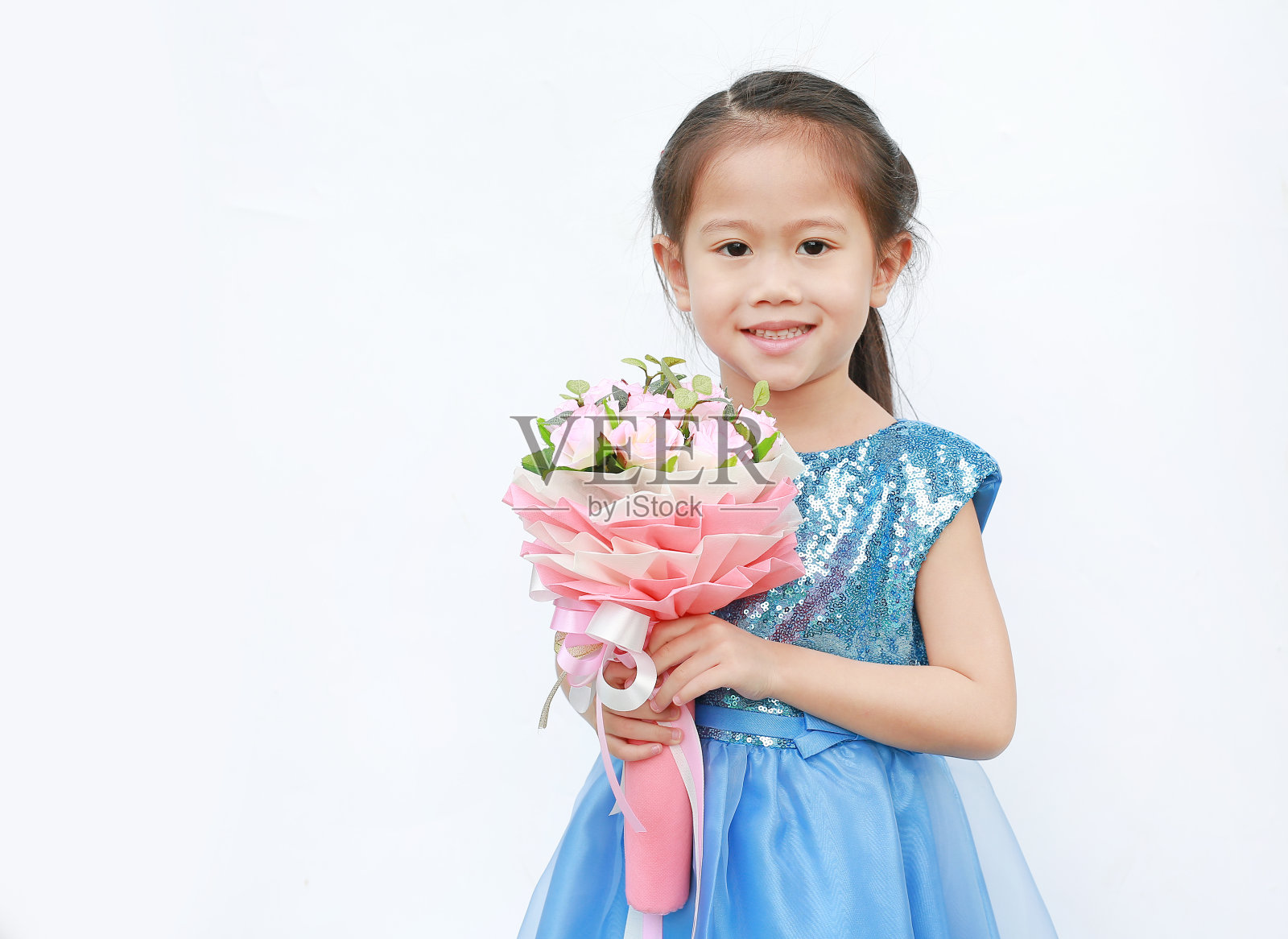 一个可爱的小女孩的肖像与玫瑰花束情人节孤立在白色的背景。照片摄影图片