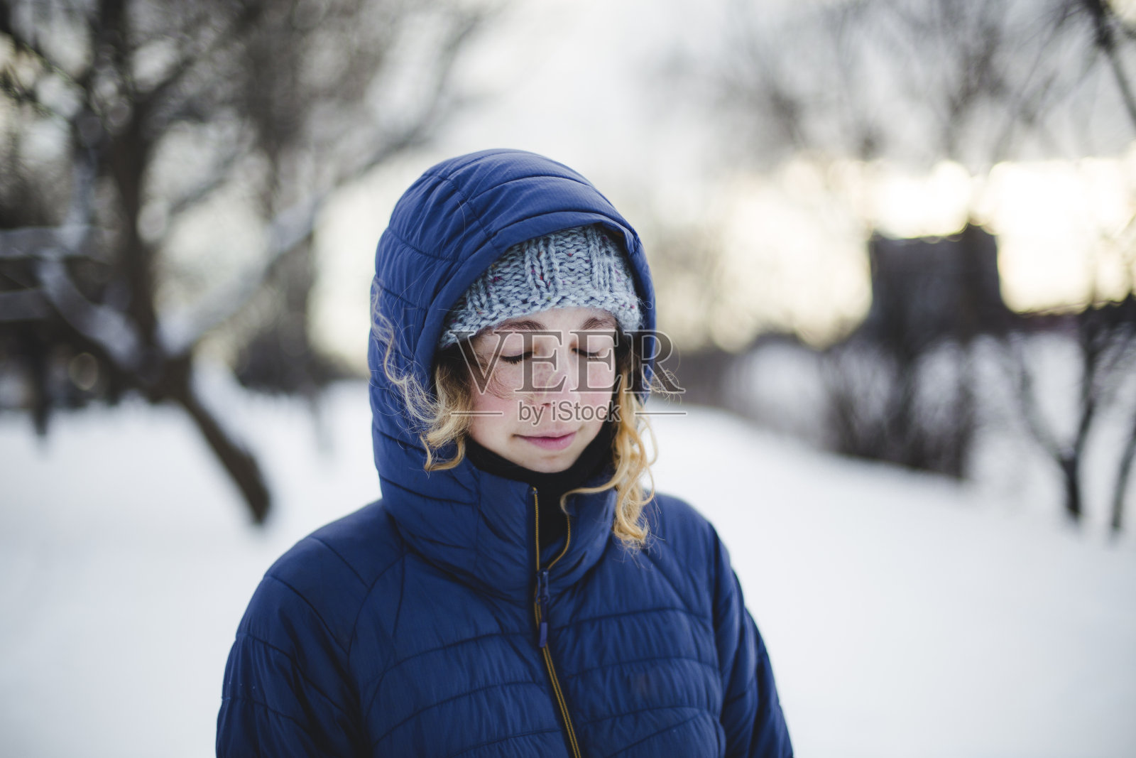一个美丽的年轻女孩的冬季肖像照片摄影图片