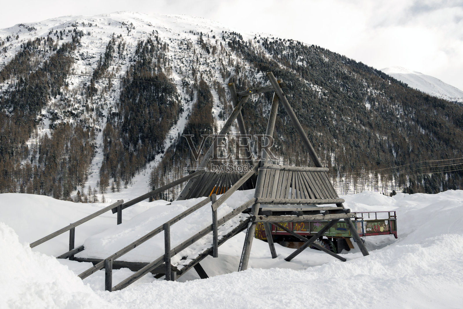 雪山下的孩子们的游乐场和瑞士阿尔卑斯山的一个小镇照片摄影图片